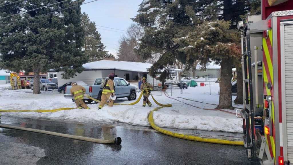 Family of four, 2 dogs escape Spokane Valley house fire