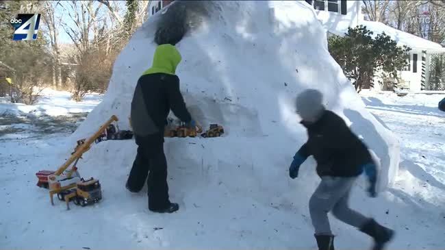 Connecticut man makes special igloo