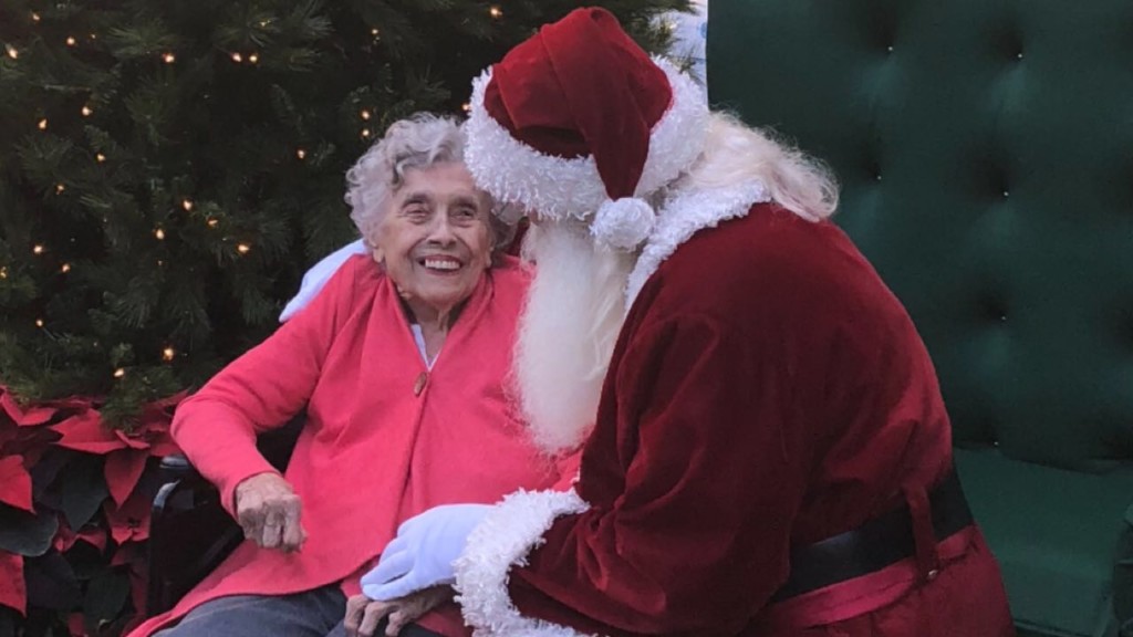 Woman takes first photo with Santa at 92-years-old