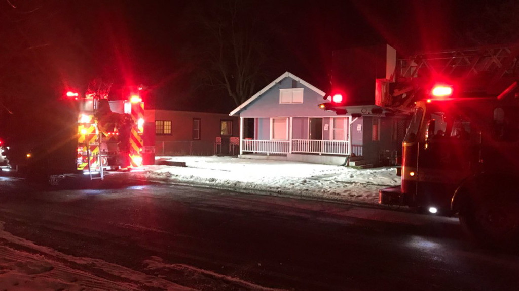 Residents escape apartment during kitchen fire