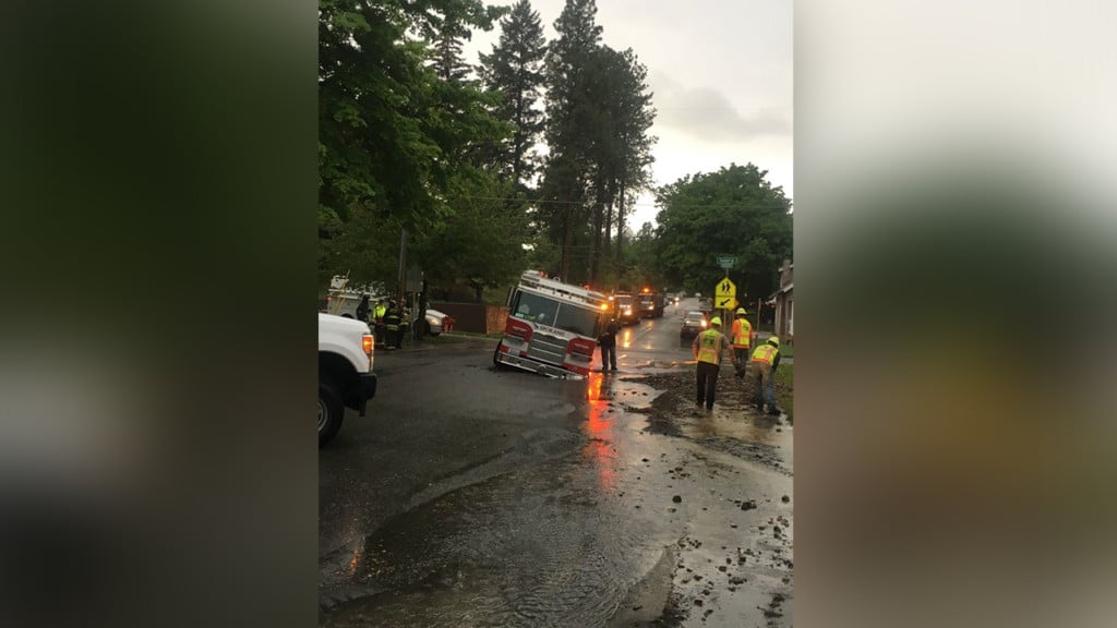 Crews pull firetruck from sinkhole near Grant Park; road repair expected Friday