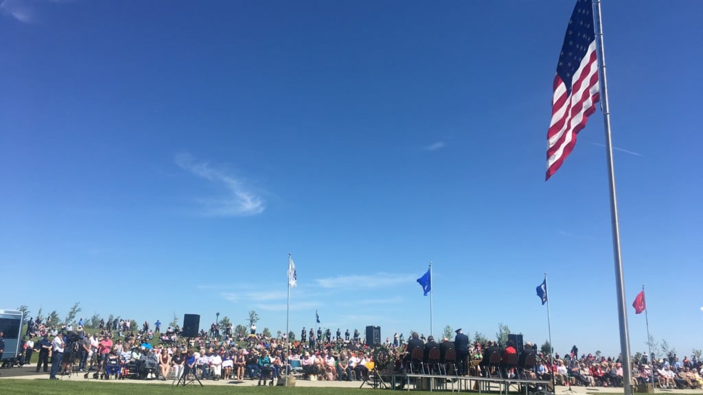 Hundreds gather at Washington State Veterans Cemetery to honor the fallen