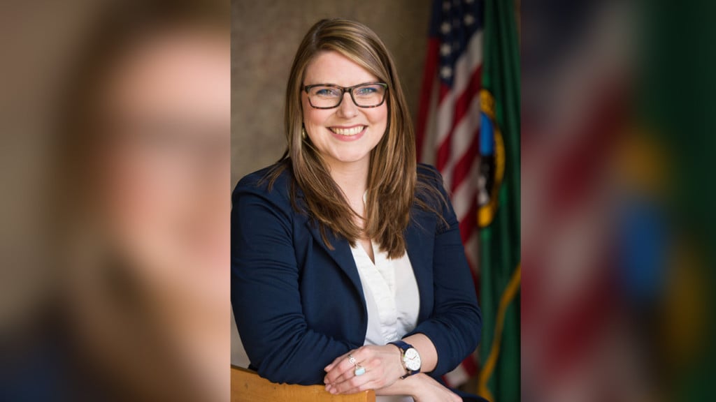 City councilwoman criticized for not saying Pledge of Allegiance