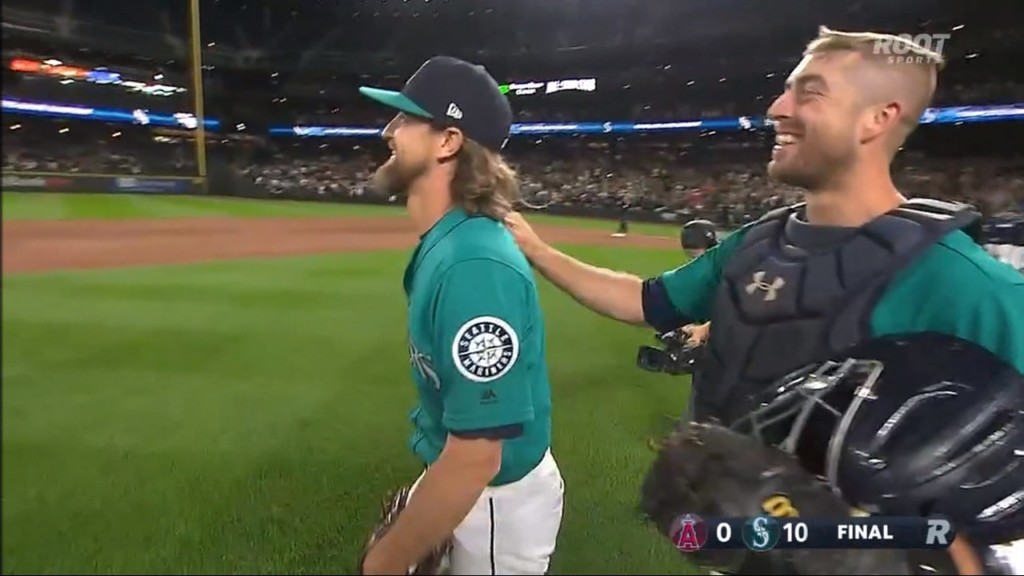M’s Leake loses perfect game in 9th, blanks L.A.