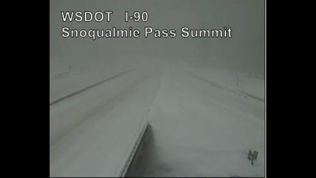 Snow slams Snoqualmie Pass, chains required