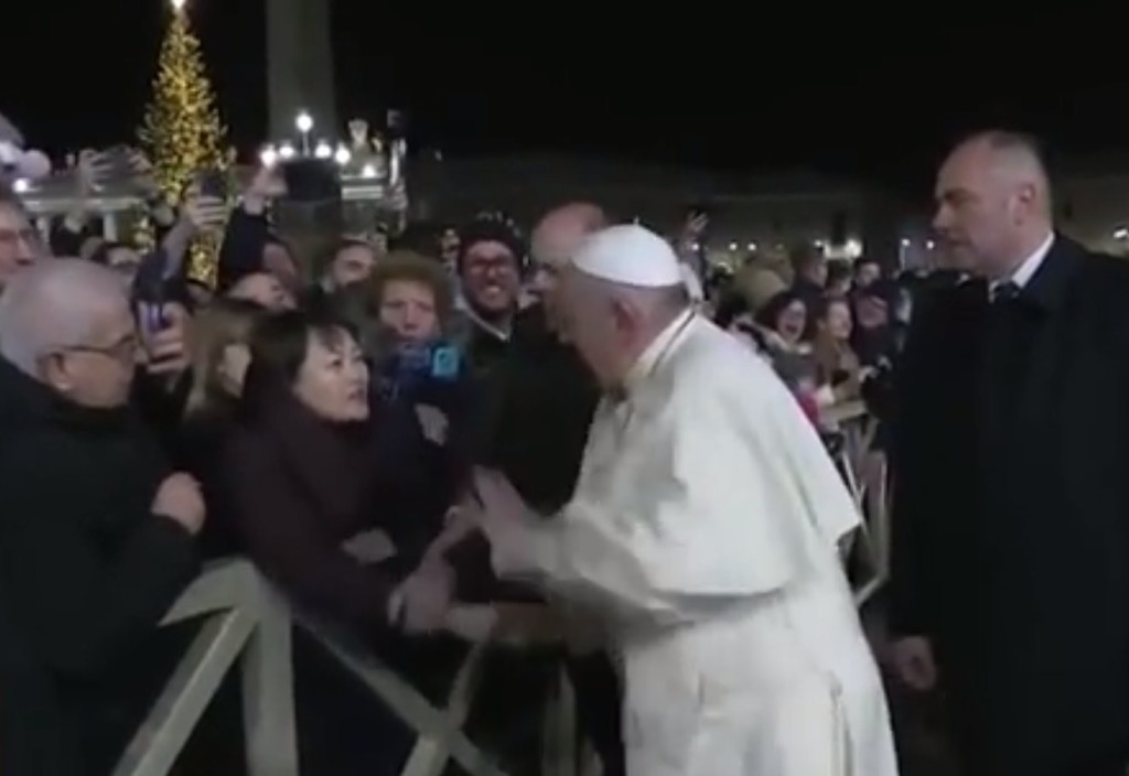 Pope Francis apologizes for slapping woman's hand
