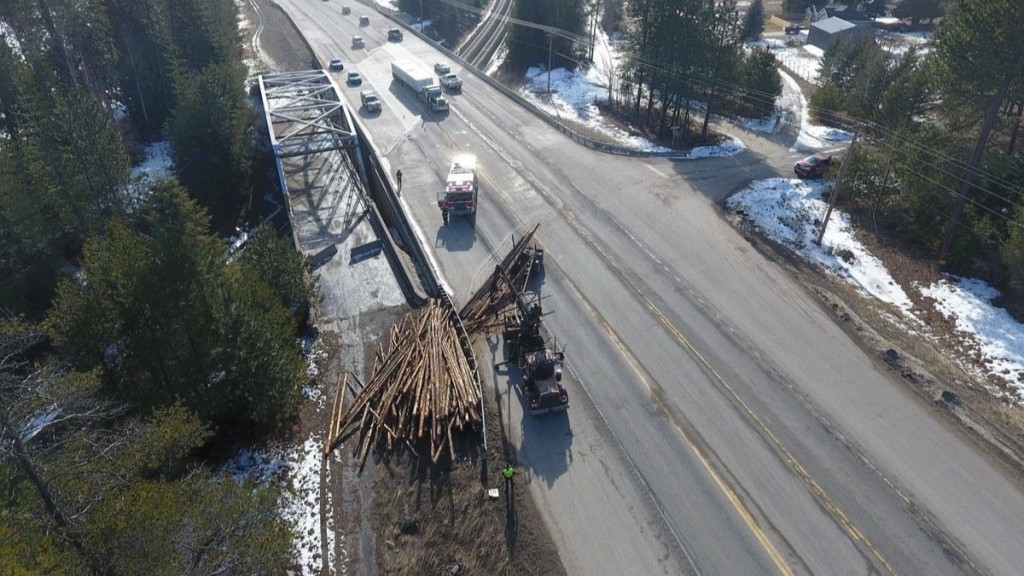 Semi carrying logs crashes on US 95