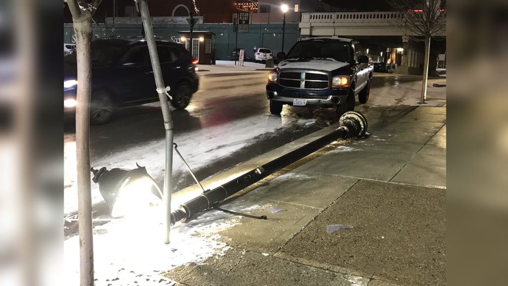 Car crashes into street lamp on Lincoln