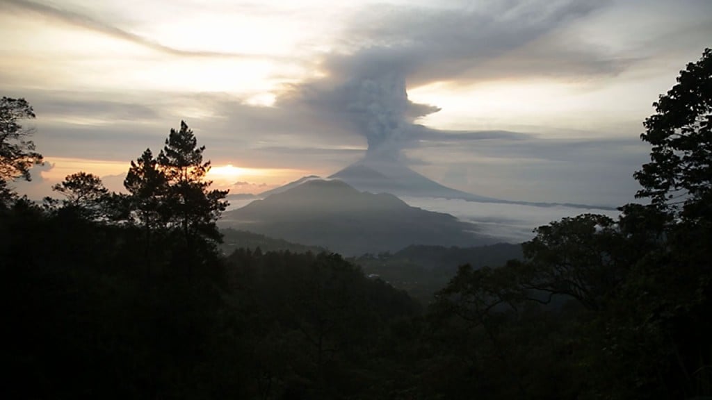 Bali volcano closes airport for second day