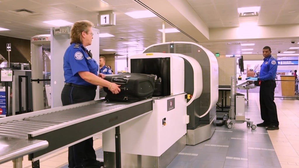 More than 1,000 TSA employees still owed back pay
