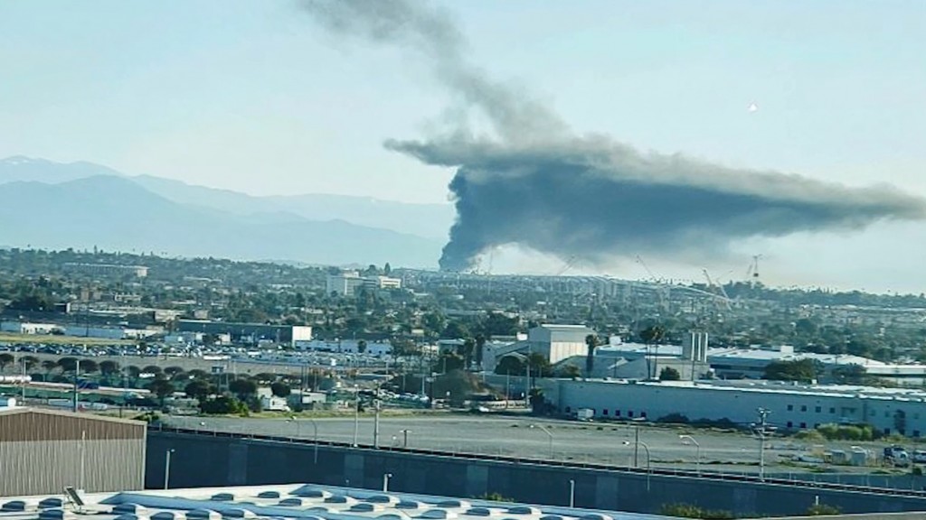 Los Angeles gas explosion sends clouds of smoke over the skyline