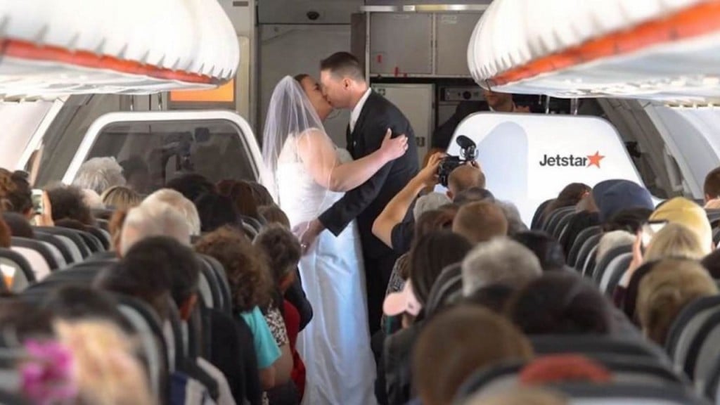 Couple tie the knot at 37,000 feet between Australia and New Zealand
