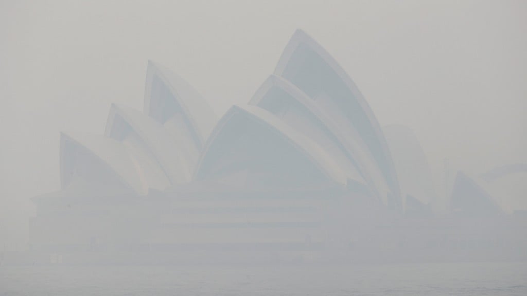 Thick bushfire smoke blankets Sydney