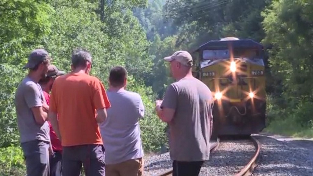 Coal miners, including those who blocked train, get back pay