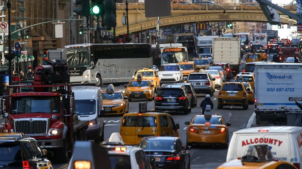 NYC sets first-of-its-kind minimum pay for Uber, Lyft drivers