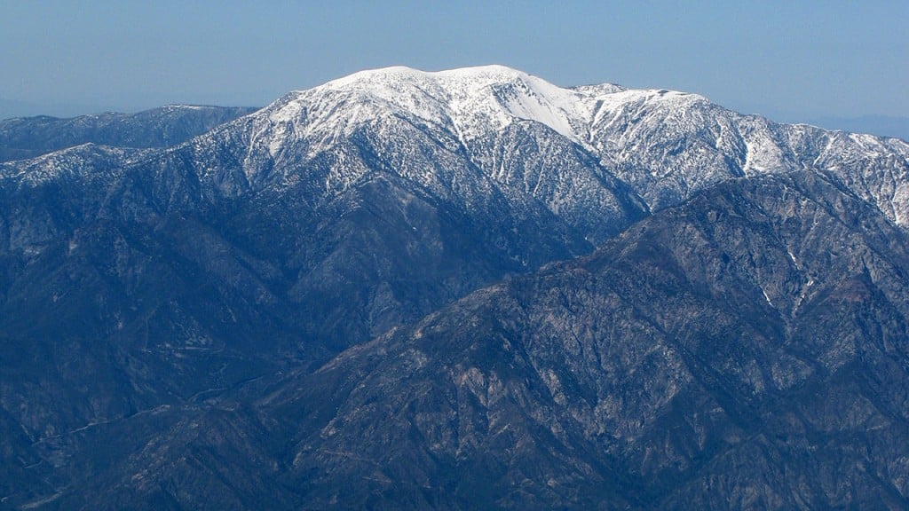 Rescue worker dies looking for missing hiker on Calif. mountain