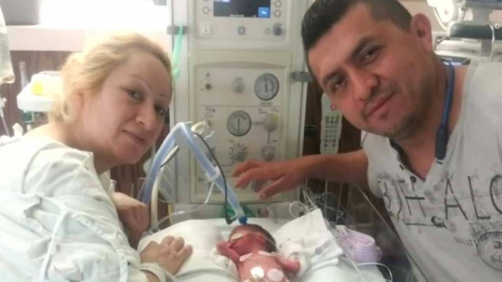 Couple reunites with 911 dispatcher who helped them deliver baby