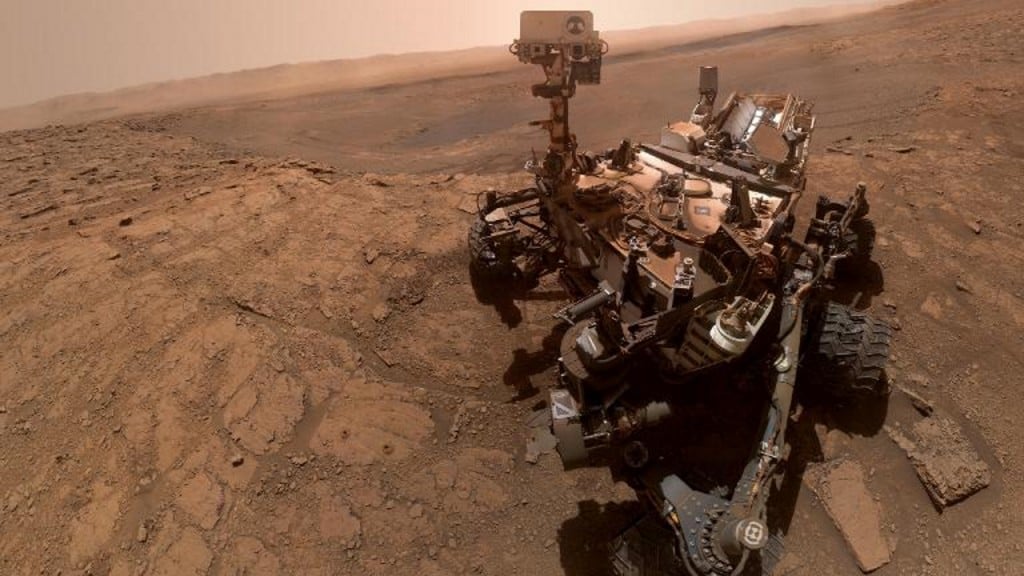 Curiosity rover snaps new selfie while conducting experiment