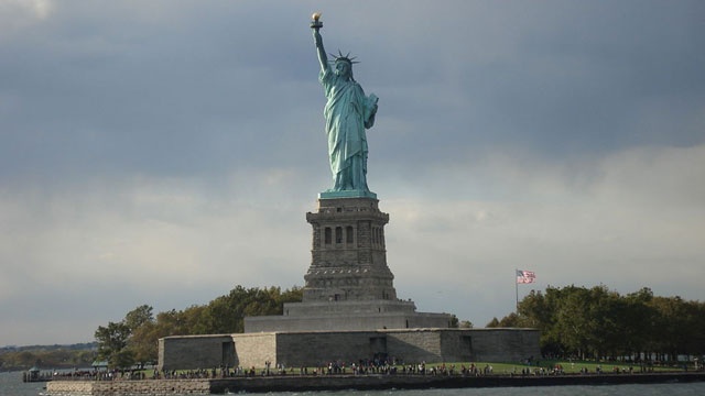 NY Gov. Cuomo to keep Statue of Liberty open during shutdown