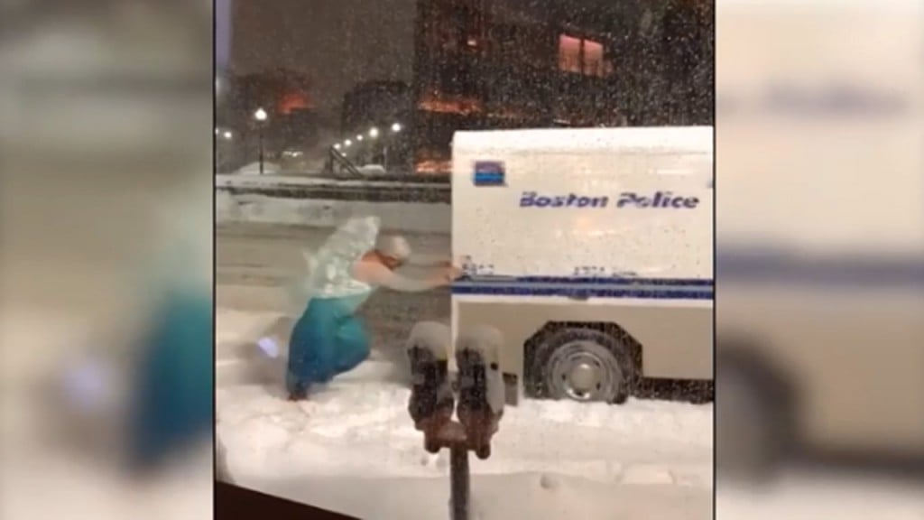 Man dressed as Elsa from ‘Frozen’ bails police out of snow
