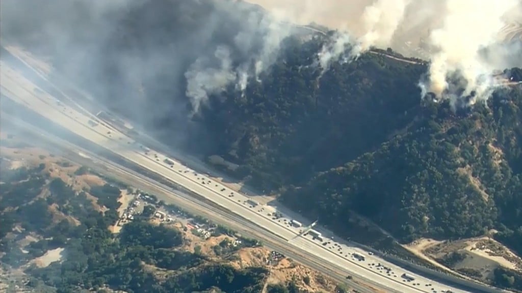 Raging wildfire threatens Los Angeles