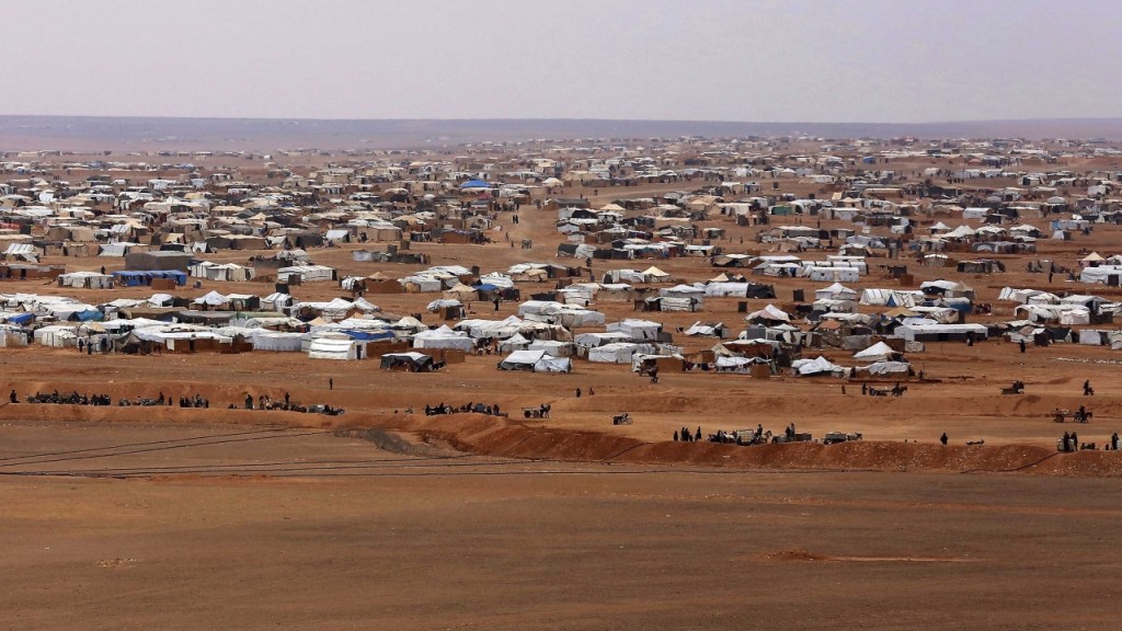 Thousands trapped in desert settlement in Syria