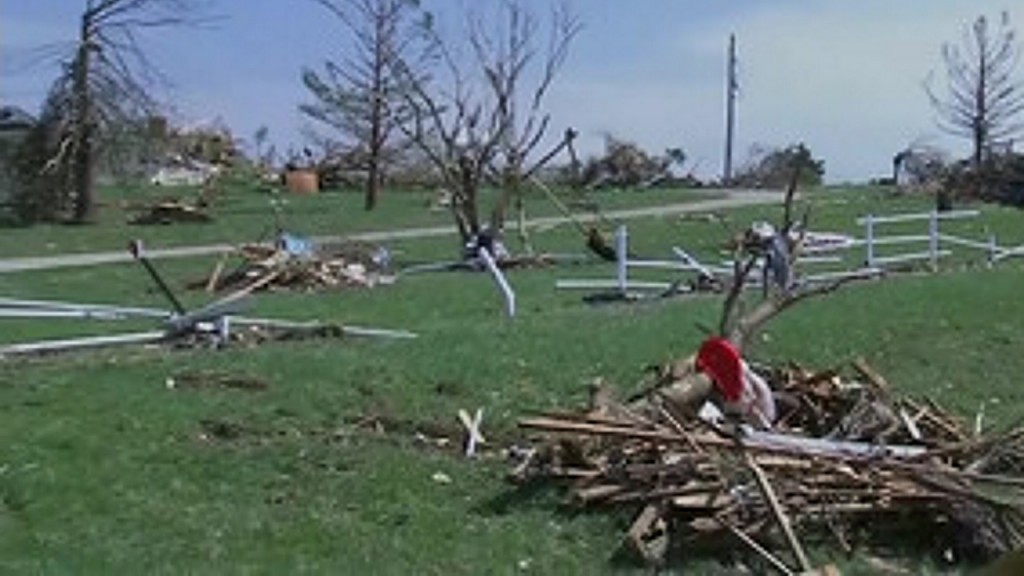 Volunteers feed Kansas tornado victims