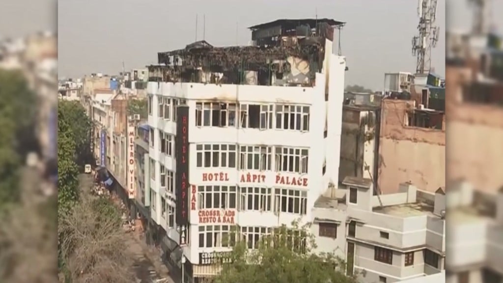 At least 17 dead in New Delhi hotel fire
