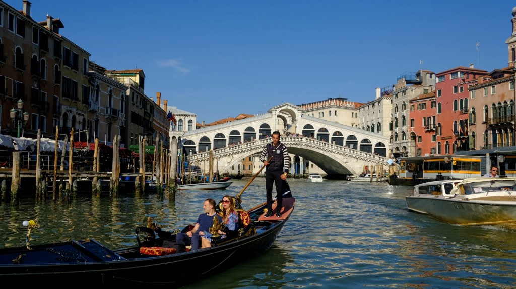 Venice tourist holds worker hostage in currency exchange