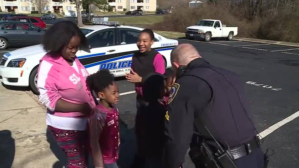 Va. police officer plays dolls with kids after call
