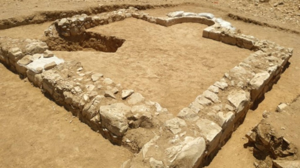 Israeli archaeologists find ancient mosque in Negev desert