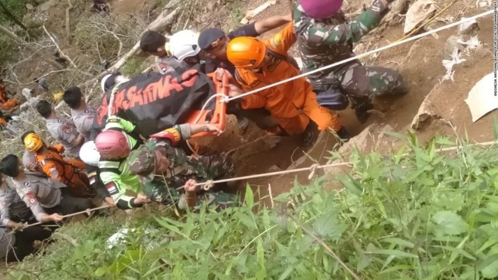 Trapped Indonesian gold miners feared dead amid low oxygen