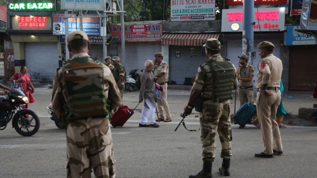 Tensions between India, Pakistan ratchet up over Kashmir