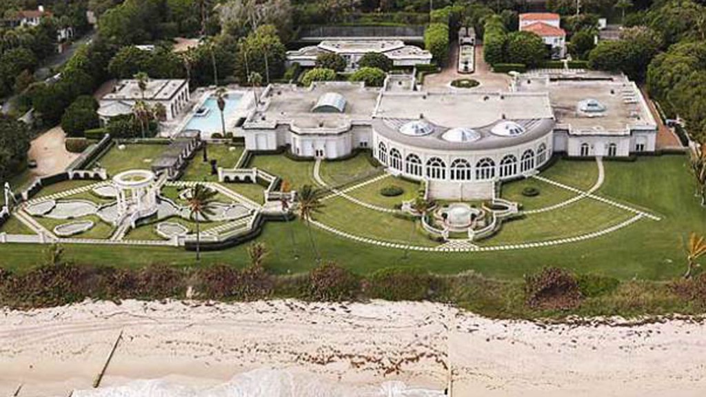 Senator seeking records on Trump’s sale of Palm Beach mansion to Russian