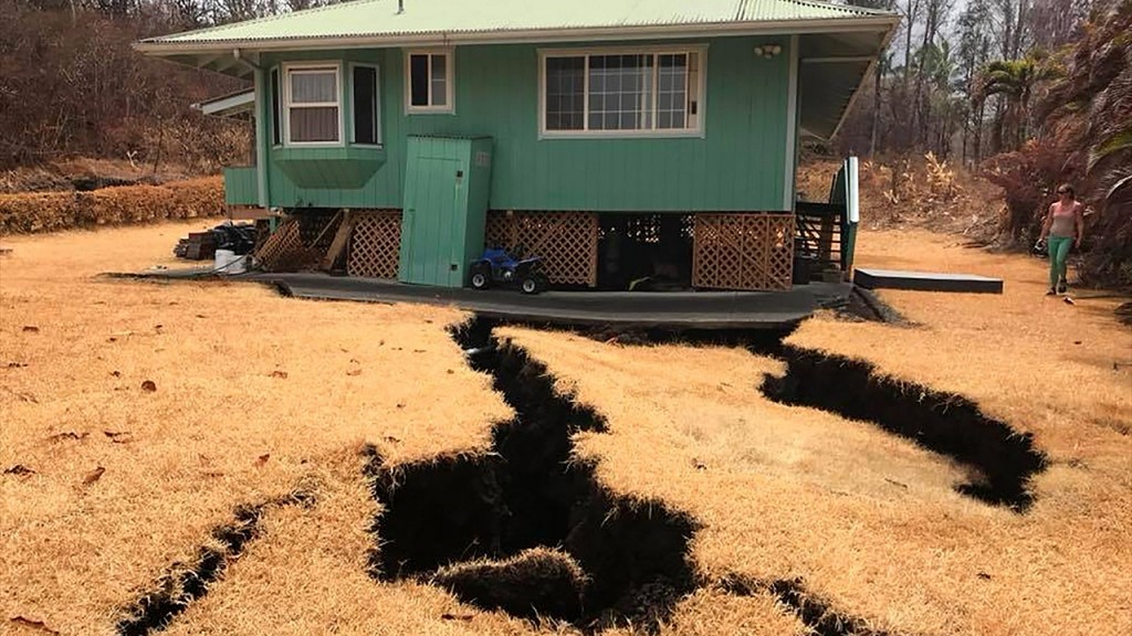 Gigantic cracks in Hawaii threaten to swallow home