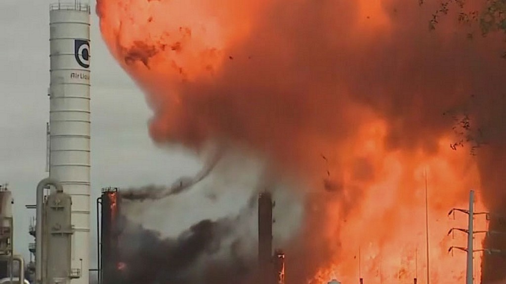 Firefighters contain blaze at Texas chemical plant