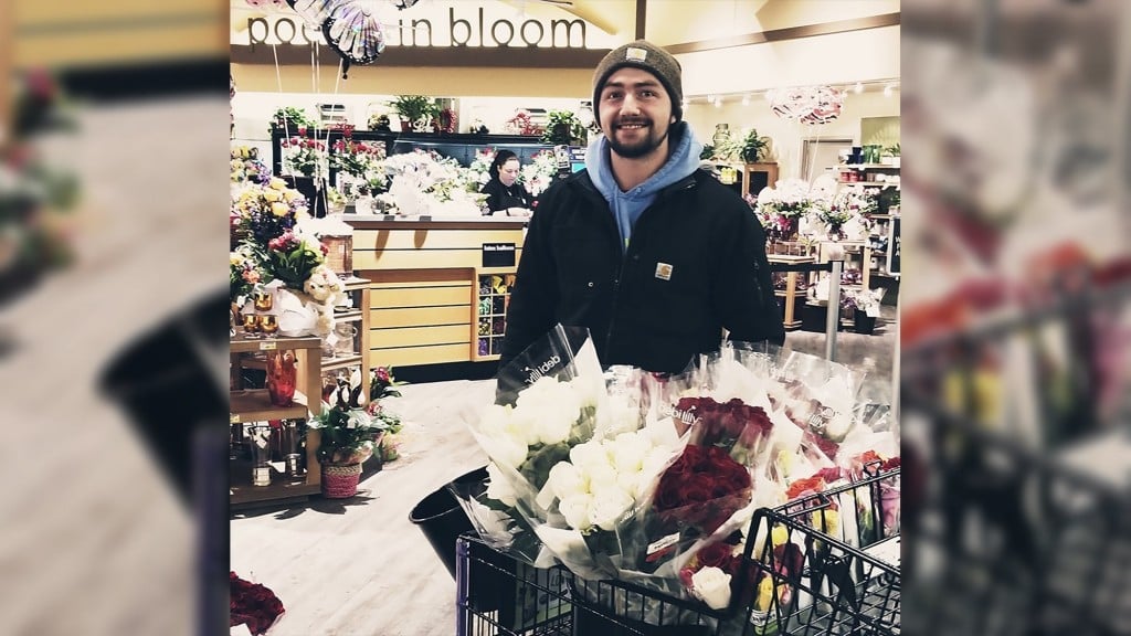 Every year, these Washington men give roses to widows, military wives