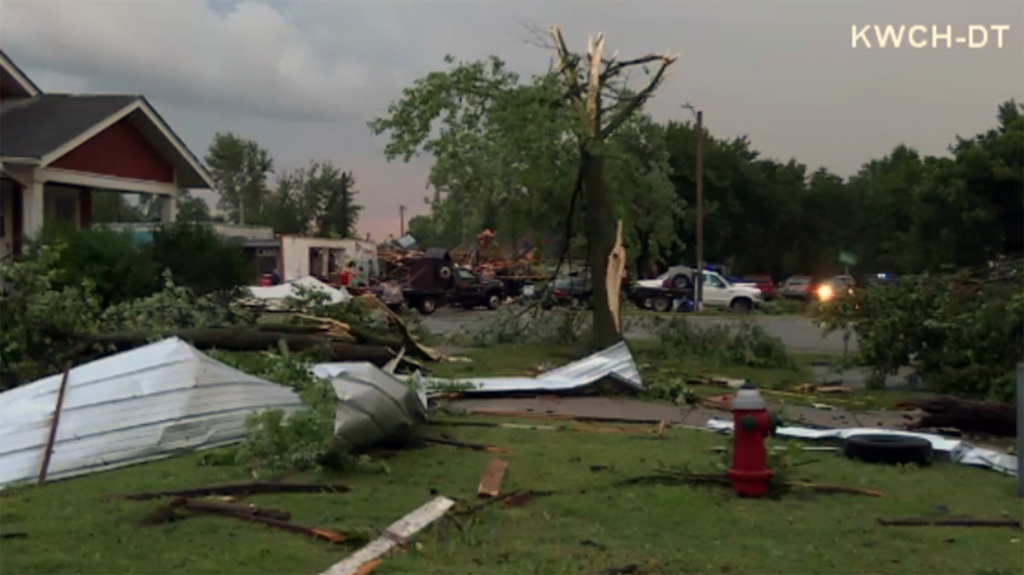 5 injured after tornado rips through Kansas town