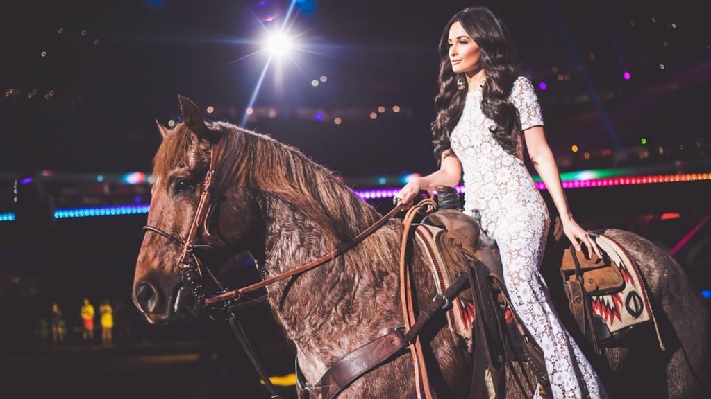 Kacey Musgraves pays tribute to Selena