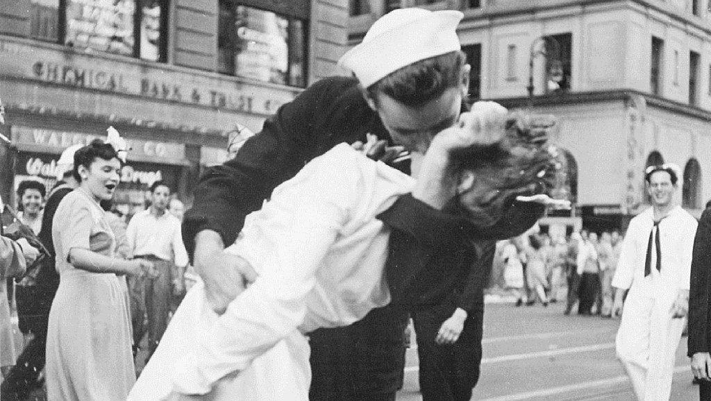 Man who claimed to be sailor in iconic V-J Day kiss photo dies