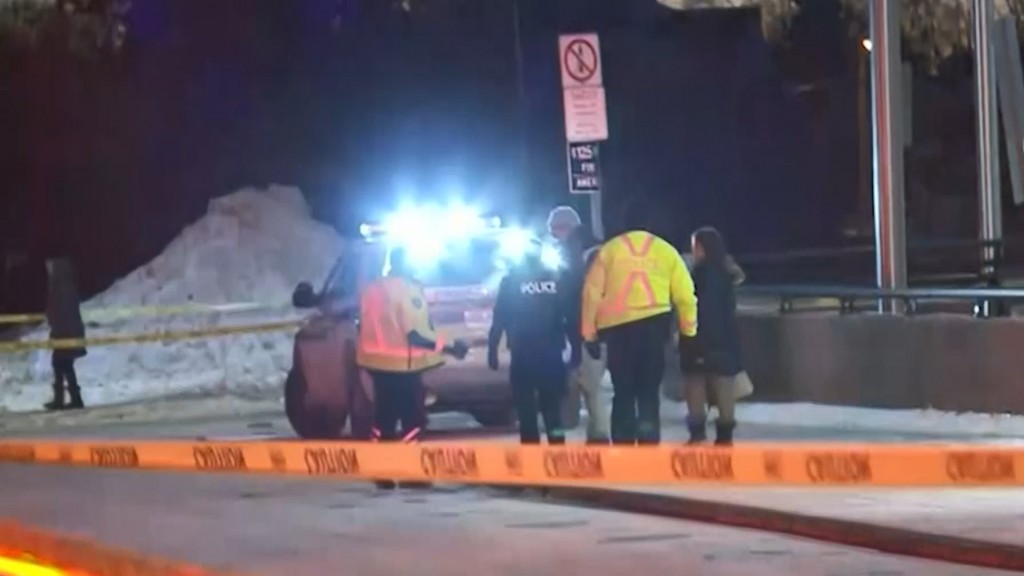 Double-decker bus crash in Ottawa kills 3, injures at least 20