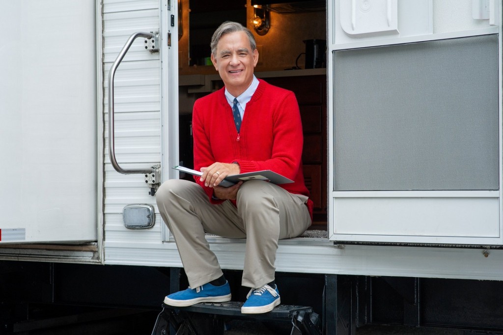First picture of Tom Hanks as Mister Rogers released