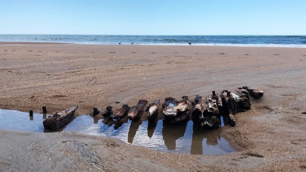 Tides uncover century-old shipwreck on North Carolina’s shore