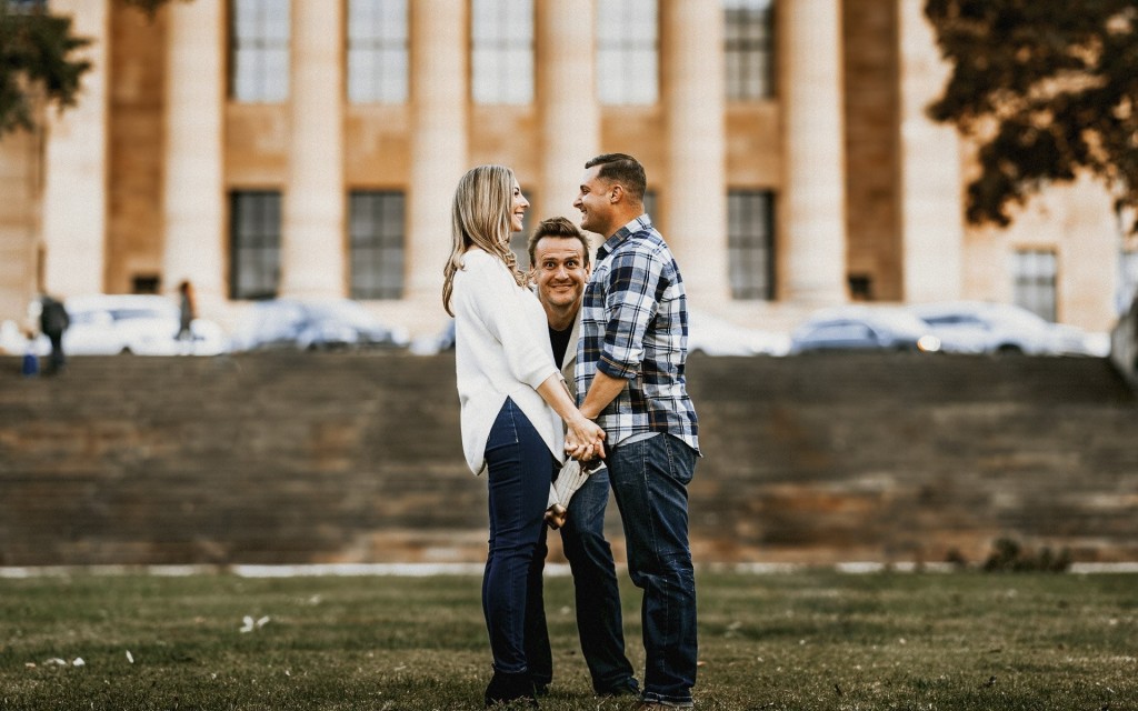 Surprise! Jason Segel photobombs couple’s engagement photo