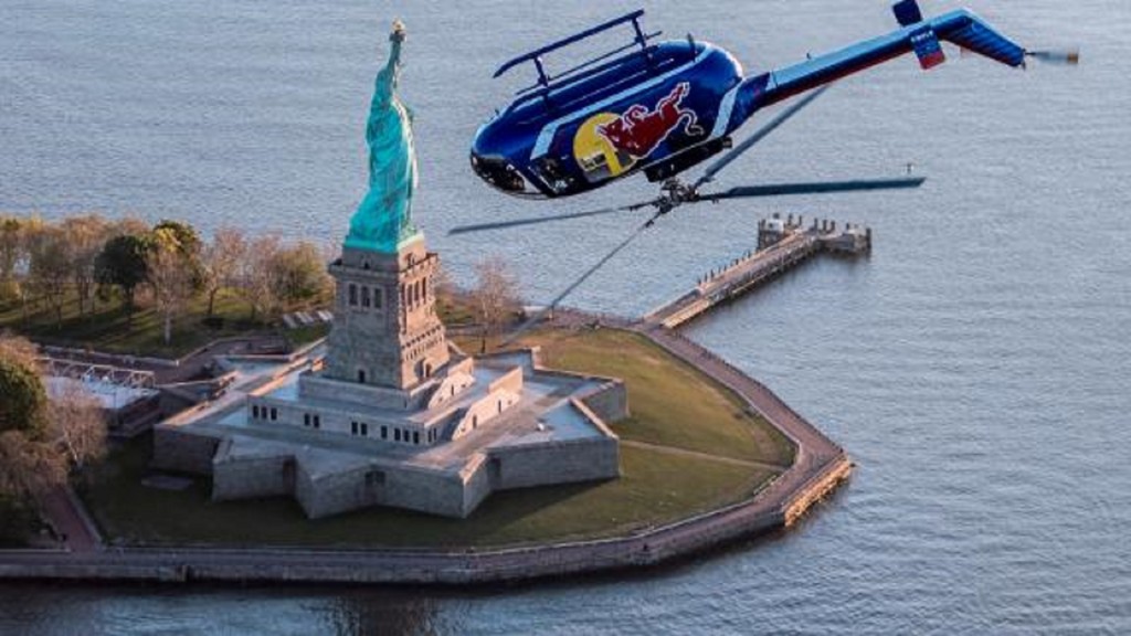 Helicopter does amazing tricks over Statue of Liberty