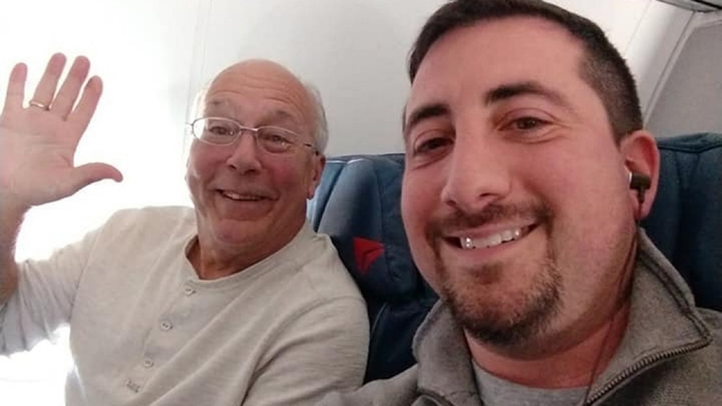 Dad books flights to spend Christmas with flight attendant daughter
