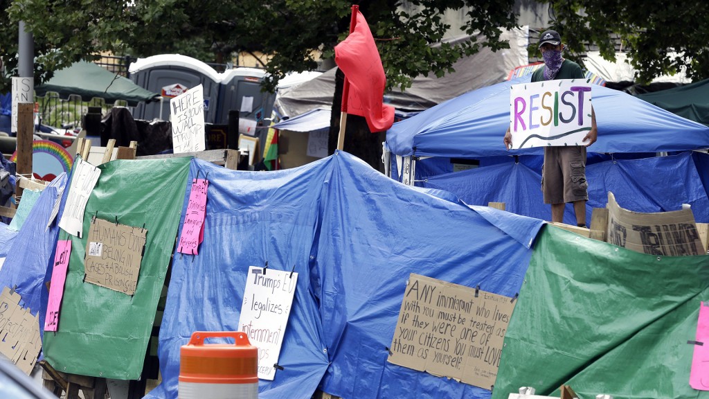 Feds begin removing Occupy ICE protesters in Portland