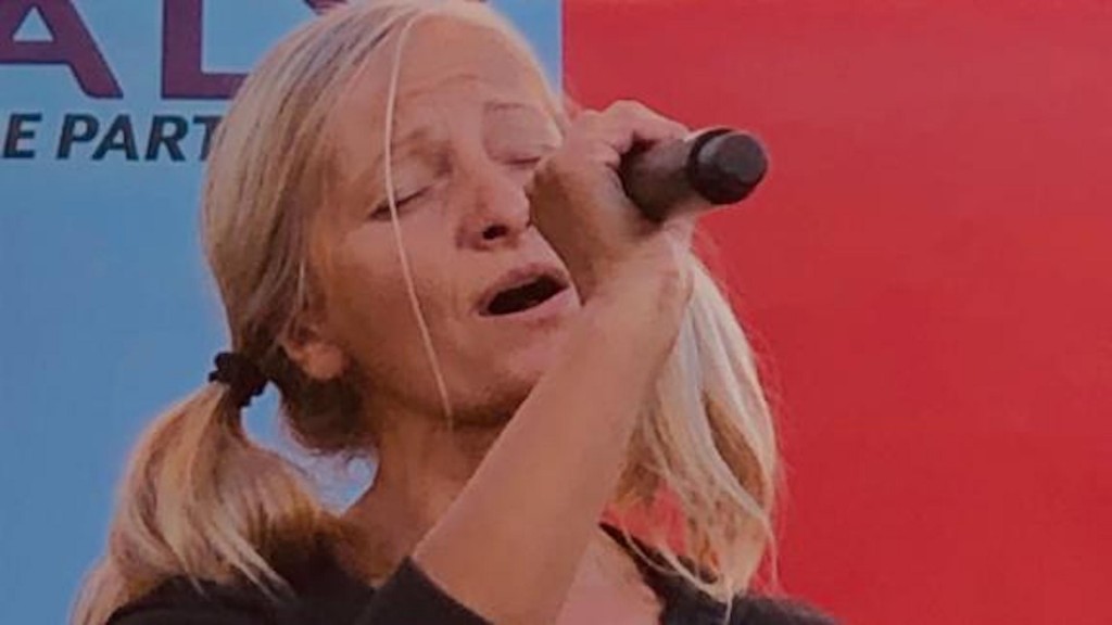 Homeless opera singer performs first concert after going viral