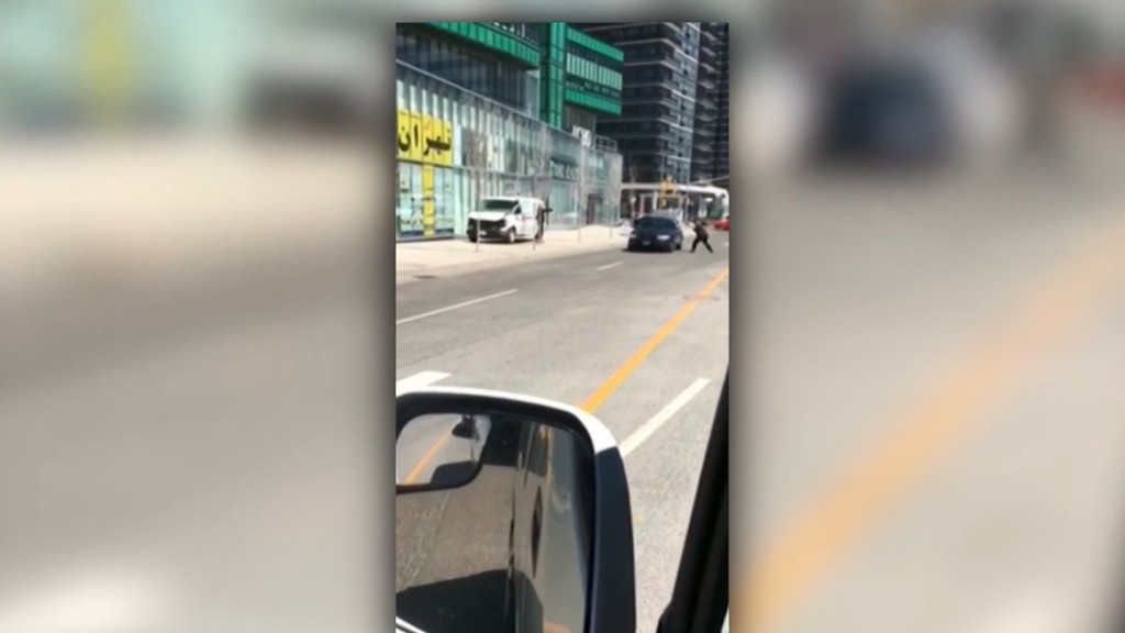 Video appears to show man pointing object at Toronto officer