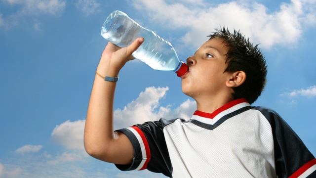 Drinking water linked to fewer sugary drinks in kids